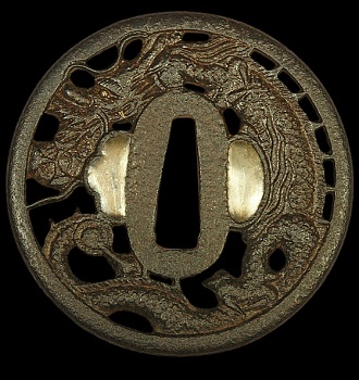 Цуба с изображением дракона, сжимающего жемчужину