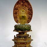 Очень красивая скульптура Будды на троне с мандорлой (нимбом).