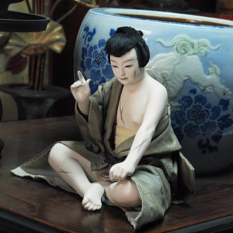 Японская керамическая кукла сидящего самурая