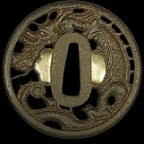 Цуба с изображением дракона, сжимающего жемчужину